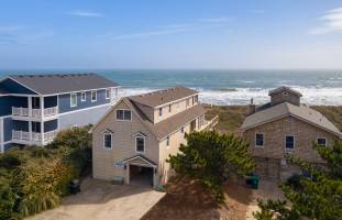 Gracious Tides oceanfront home in Duck