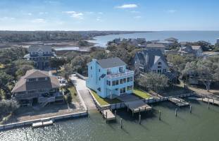 Frisco Boat House canalfront home on Hatteras Island